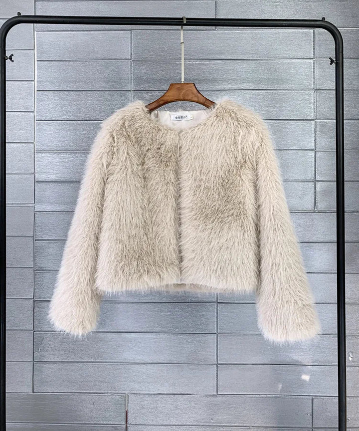 Komfortabel og myk plysj kåpe for kvinner. Perfekt som varm vinterkåpe til fest eller casual bruk.