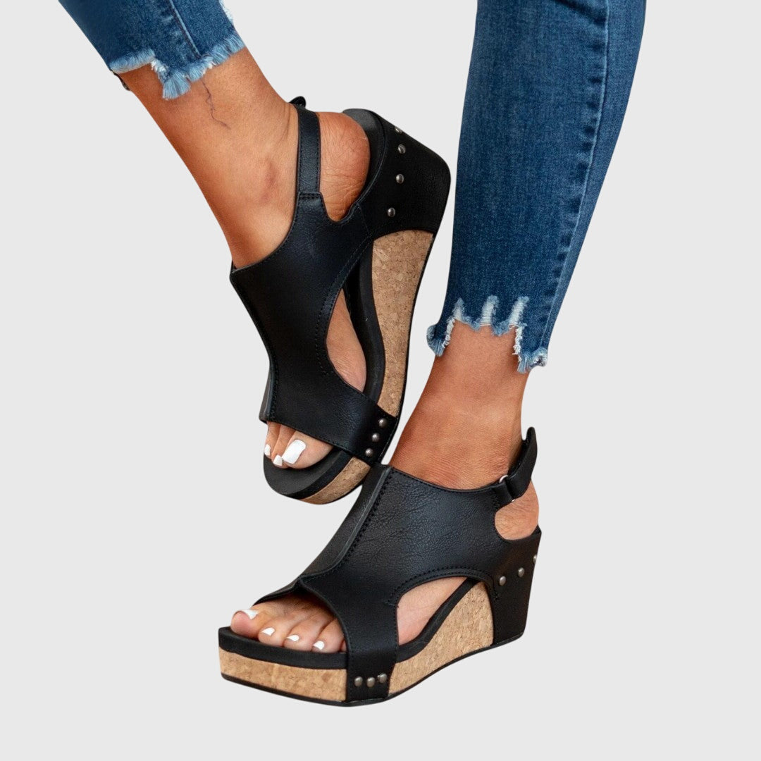 Damesandaler med kryssende stropper og justerbar spenne. Komfortable kilehælsandaler for sommer.