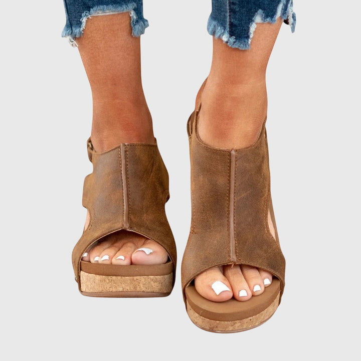 Elegante og komfortable damesandaler med kilehæl. Justerbar spenne for hverdag eller fest.