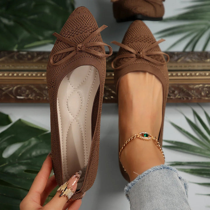 Fargerike damesandaler med elegant sløyfe, myke og komfortable. Perfekte sommersko.