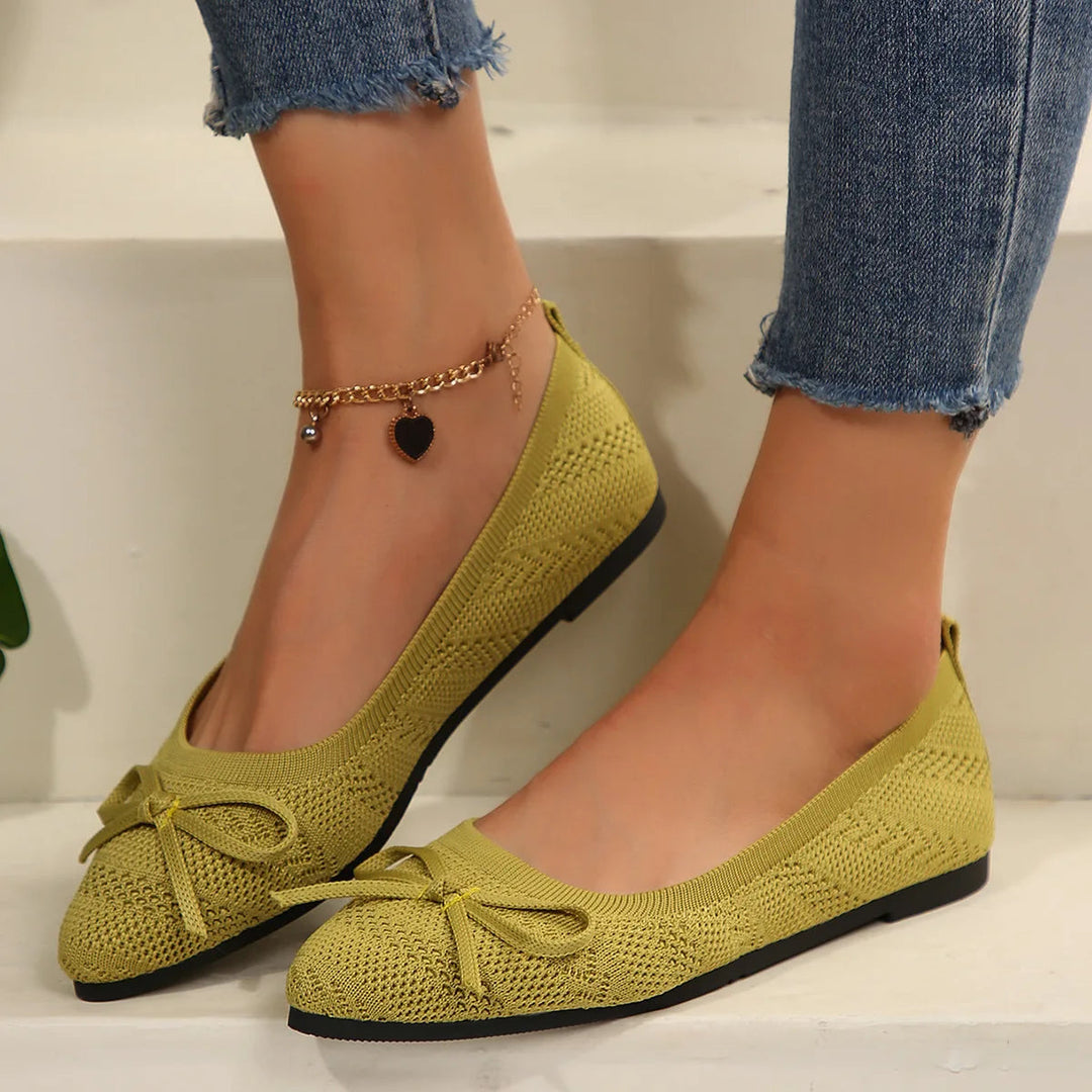 Komfortable flats damesandaler med elegant sløyfe. Perfekte hverdagssko og sommersko for kvinner.
