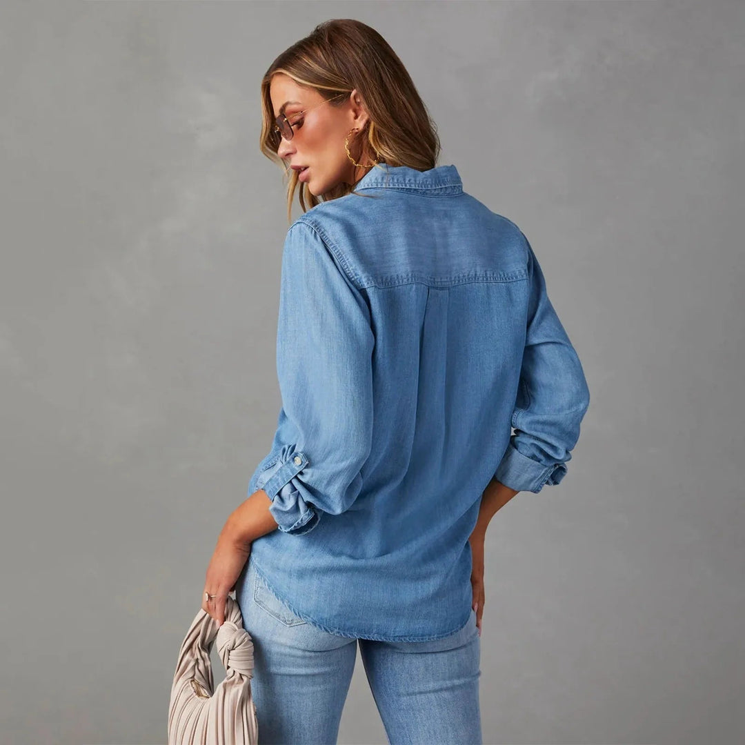 Trendy dame denimskjorte i blått med lange ermer. En komfortabel og avslappet stil for vår og hverdag.