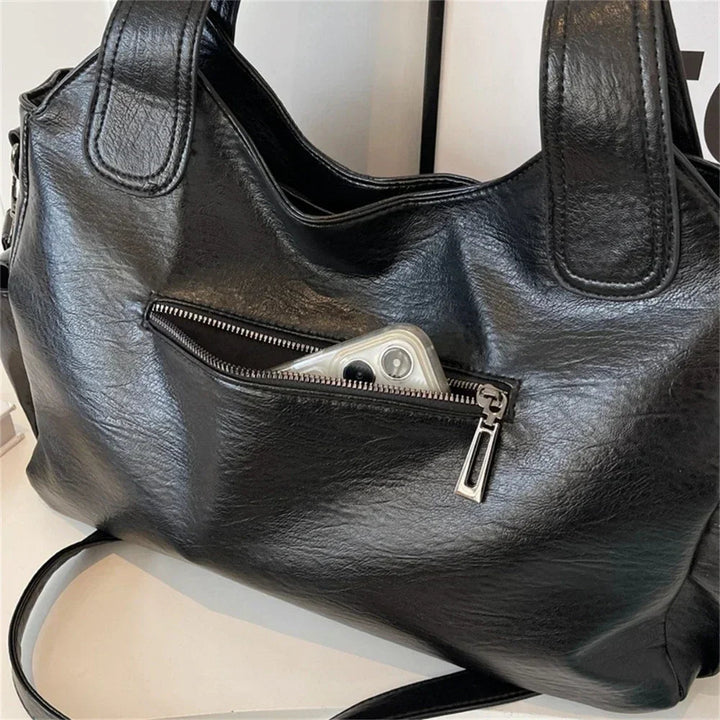 Elegant svart dameveske/ryggsekk i robust materiale med justerbare skulderstropper. Perfekt som skolesekk.