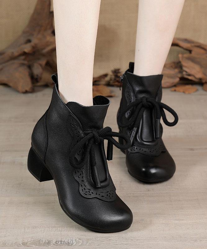 Detalj av svarte kvinneboots med snøring og funksjonell glidelås. Stilige og komfortable damestøvler.