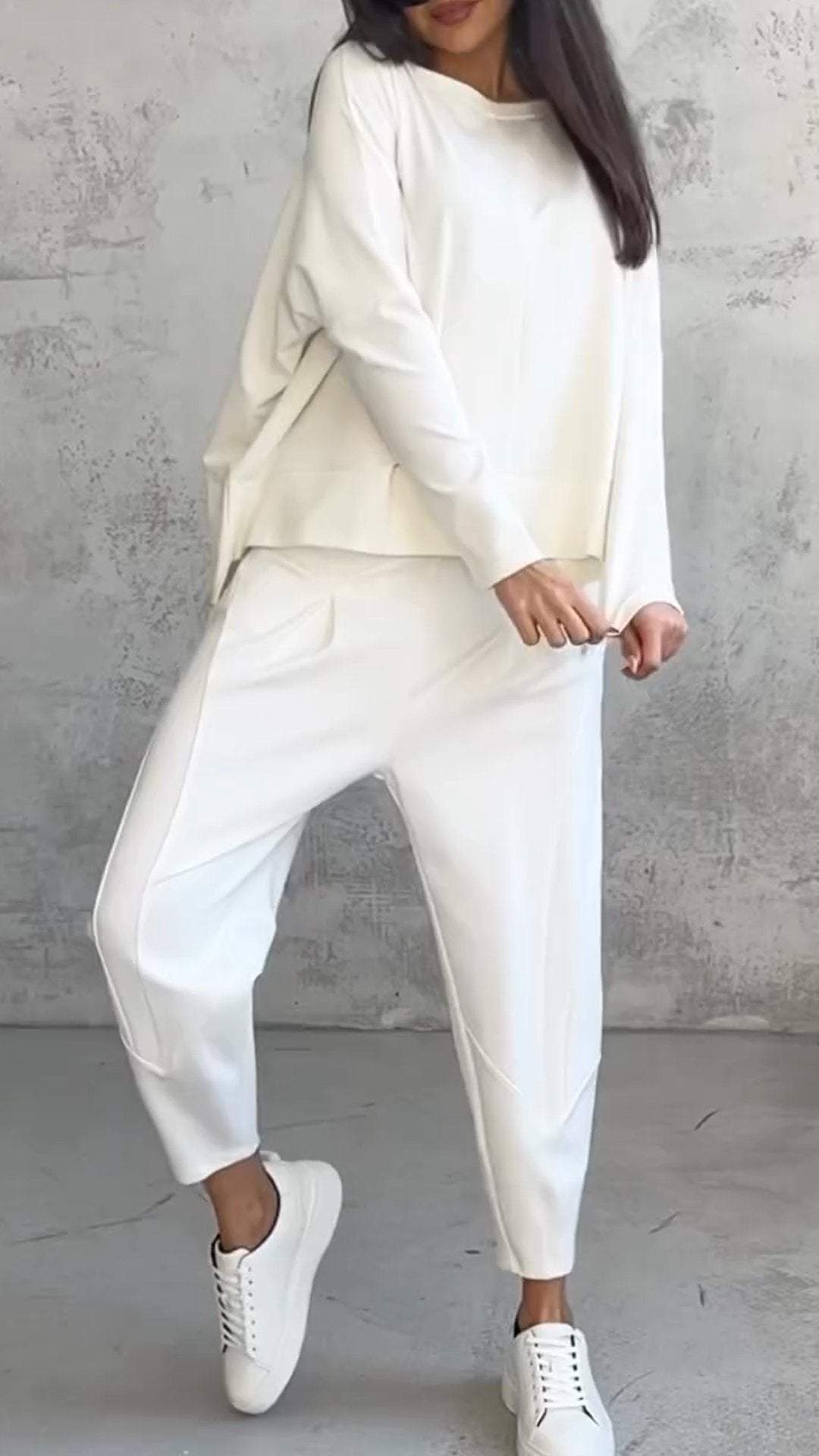 Elegant langermet todelt sett for vår og sommer. Komfortabel topp og bukser i moderne hverdagsstil.