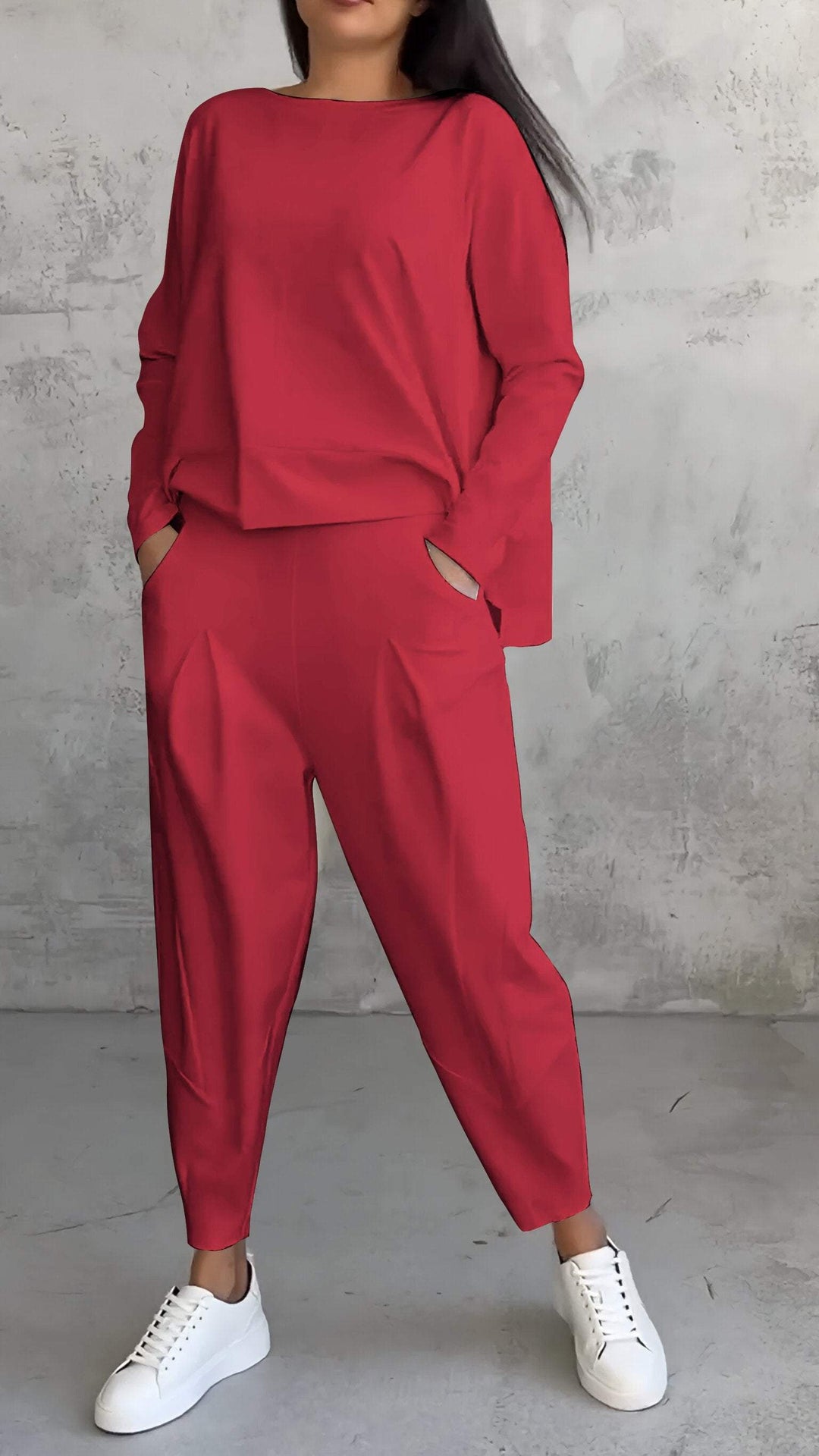 Modell iført stilig langermet todelt sett. Matchende topp og bukser for en komfortabel vårlook.