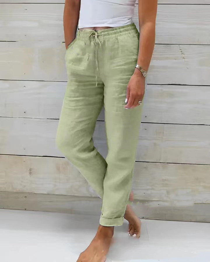 Kvinner i stilige, fargerike avslappede sommerbukser. Lette, luftige bukser for en komfortabel og trendy vår- og sommerlook.