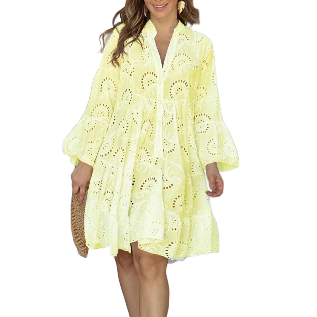 Elegant dame sommerkjole med ajour-design, v-hals og trekvart ermer. Perfekt lett kjole for varme dager.