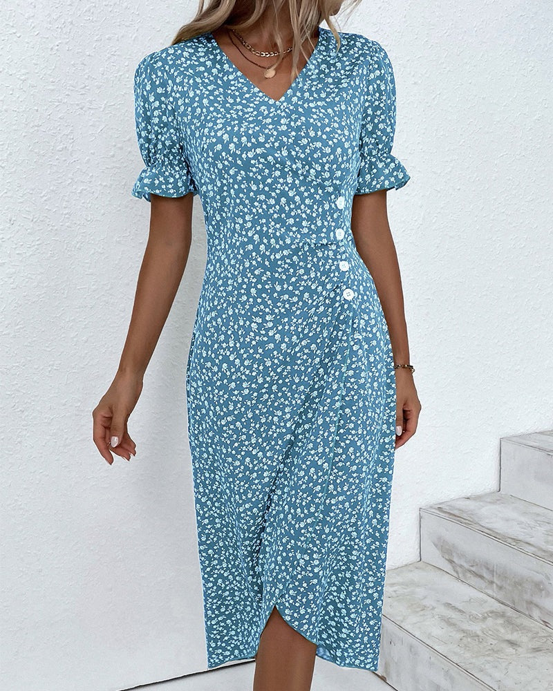 Midikjole for dame: Blomstret bomull sommerkjole med V-hals. Elegant og komfortabel for varmere dager.