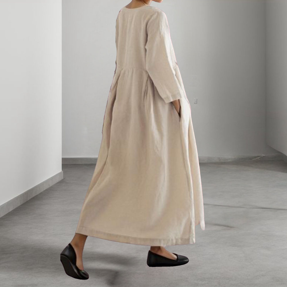 Stilfull brun sommerkjole i A-line design, en elegant feriekjole som gir komfortabel og flatterende passform.
