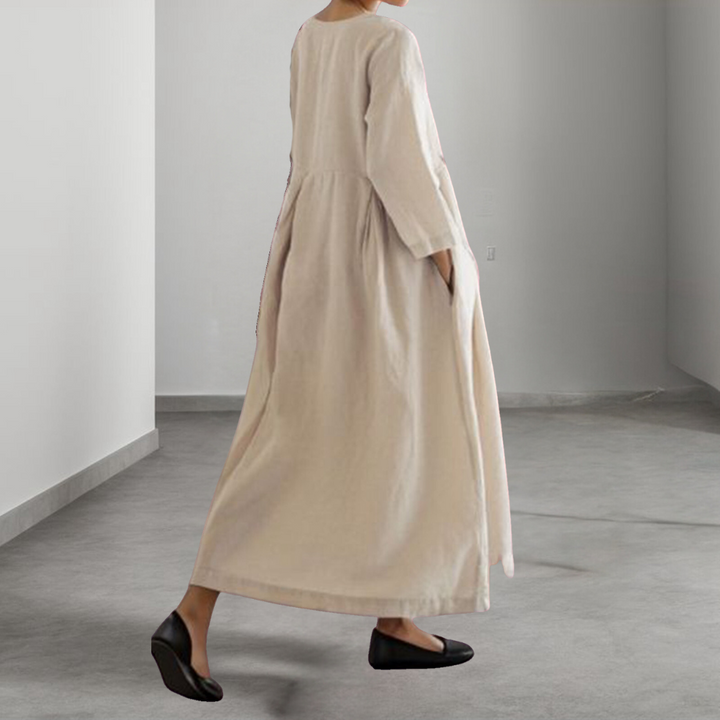 Stilfull brun sommerkjole i A-line design, en elegant feriekjole som gir komfortabel og flatterende passform.