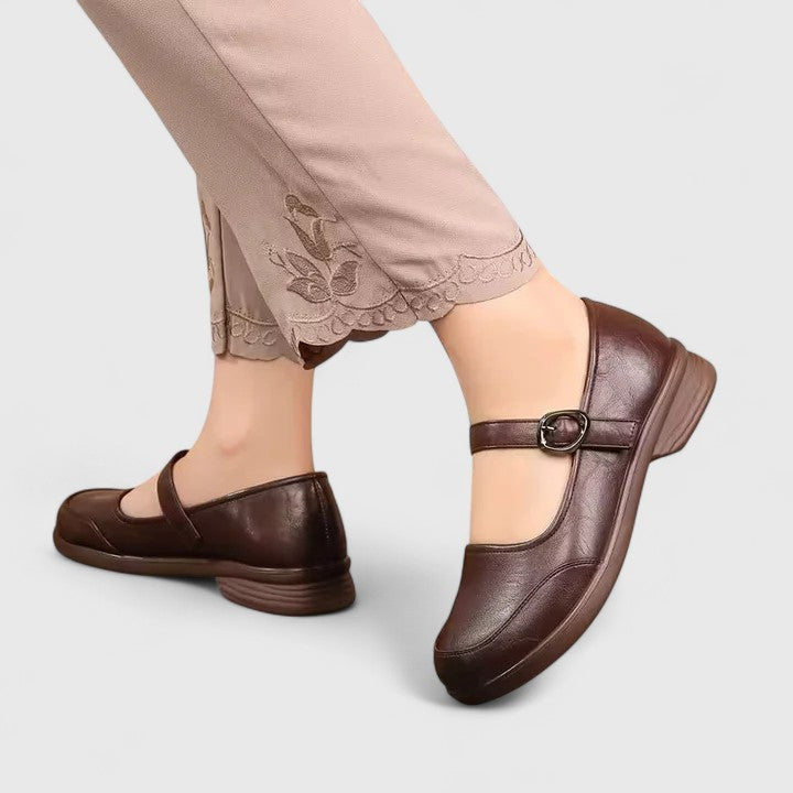 Klassiske brune flate damesko, ideelle sommersko for elegant stil.