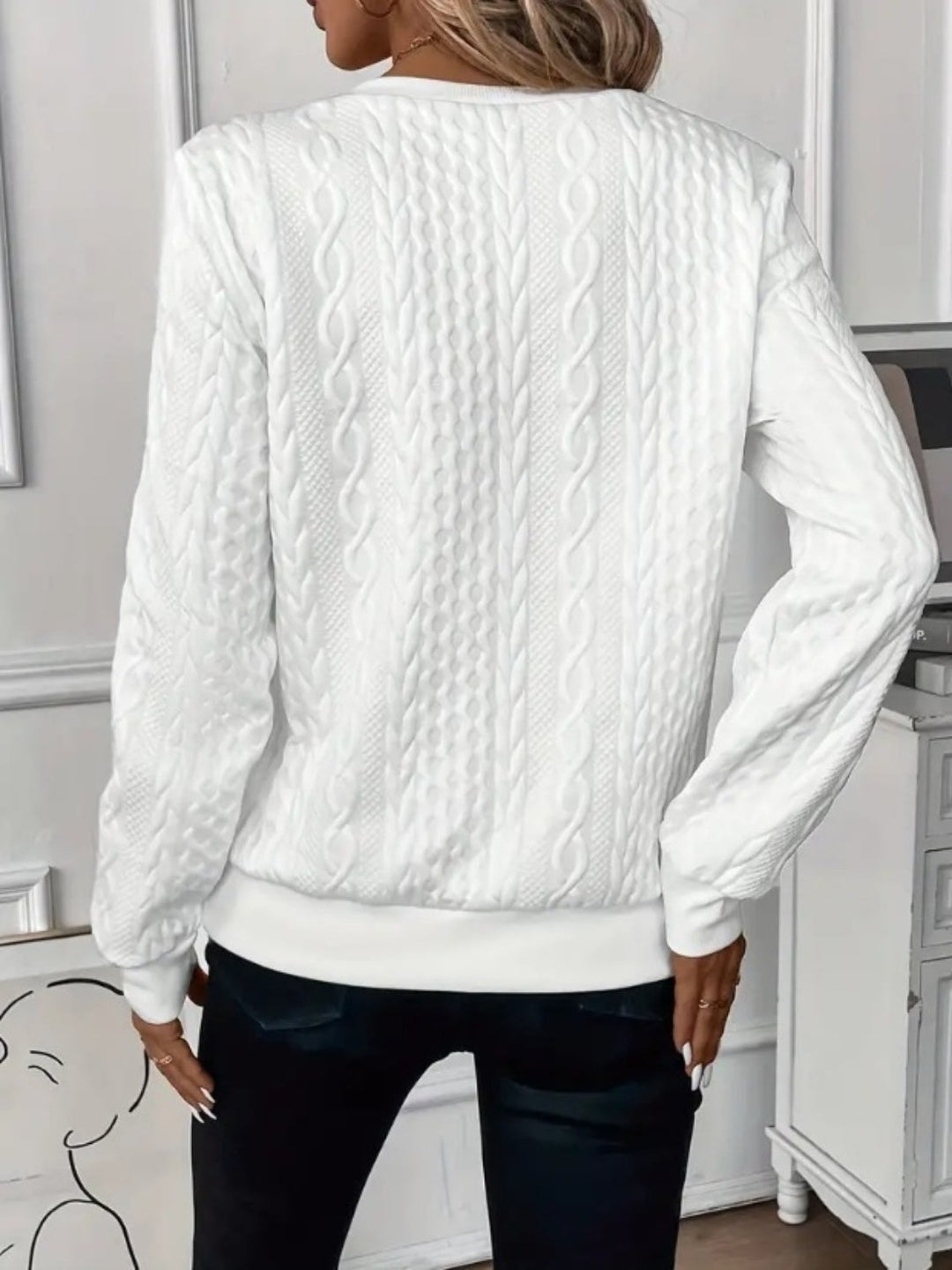 Nærstudie av halv glidelås på stilren damesweatshirt, moderne og funksjonell design.