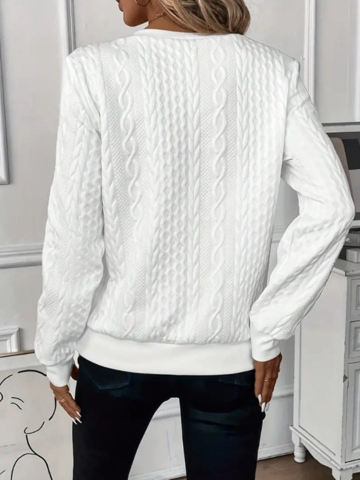 Nærstudie av halv glidelås på stilren damesweatshirt, moderne og funksjonell design.