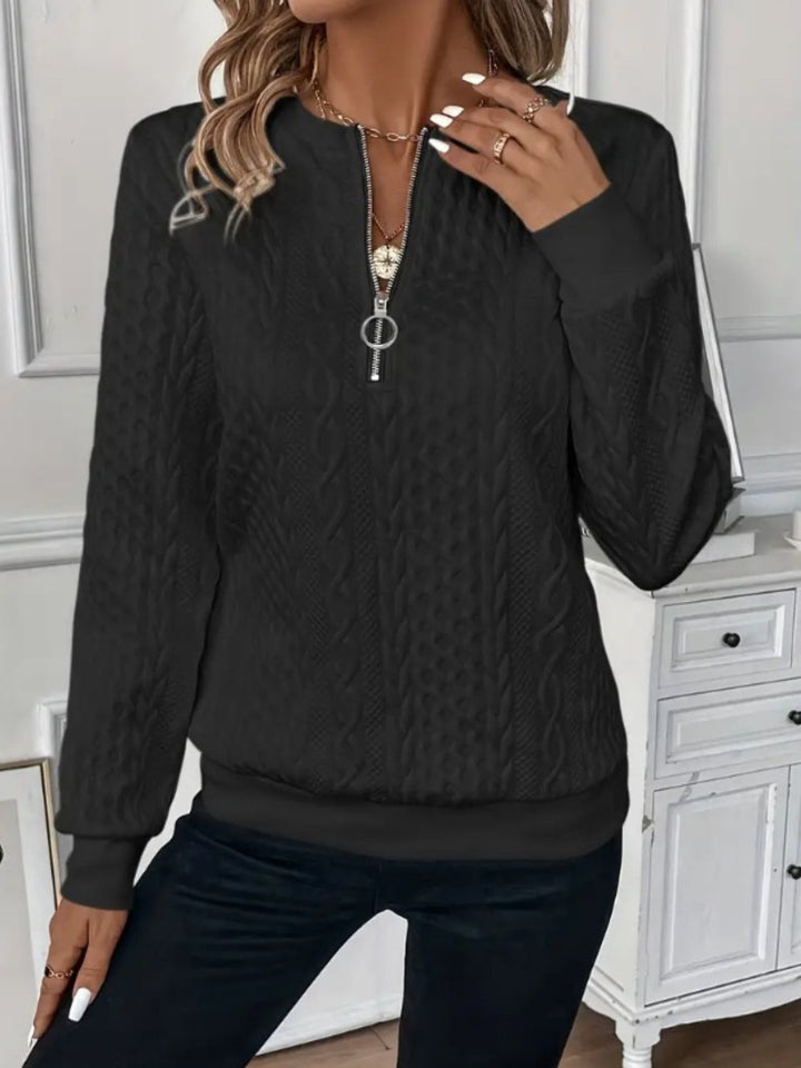 Damemote sweatshirt med halv glidelås stylet med jeans, viser allsidig og stilren look.