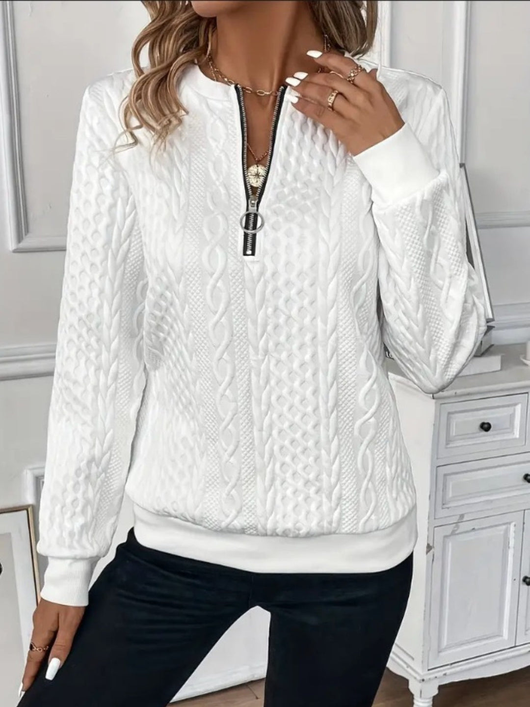 Detaljbilde av mykt, komfortabelt stoff på damemote sweatshirt, ideell for avslappet loungewear.