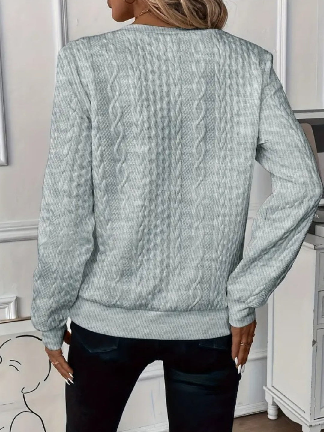 Kvinne nyter kaffe i en komfortabel damesweatshirt med halv glidelås, perfekt for loungewear.