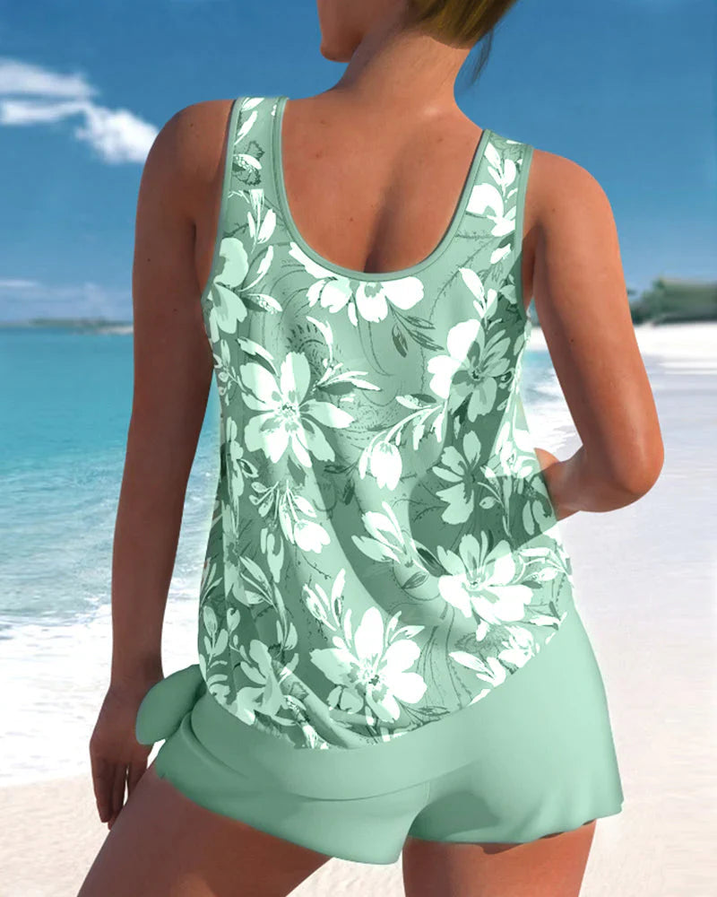 Komfortabel og trendy tankini topp for kvinner, ideell for avslappende dager på stranden eller ved bassenget.