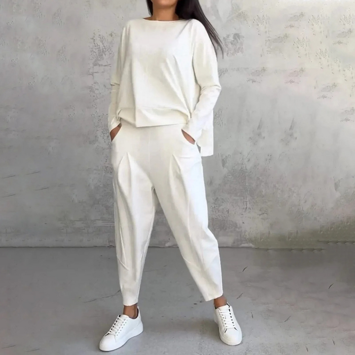 Komfortabelt todelt damesett i mykt stoff, ideelt for casual vår- og sommerdager. Chic stil.