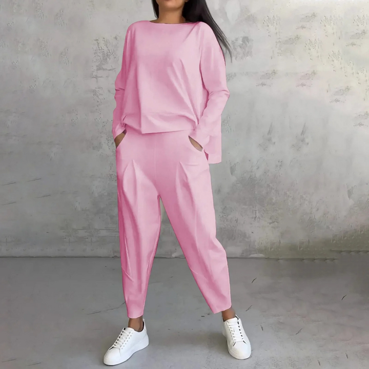 Trendy todelt damesett med matchende overdel og underdel. Perfekt for en komplett og komfortabel look.
