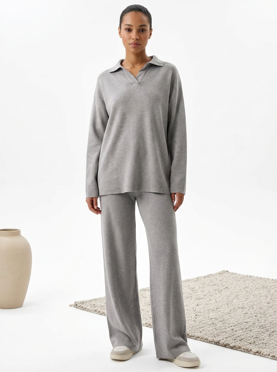 Stilfullt dame todelt sett i grått med polokrage, ideelt for en allsidig og moderne hverdagslook.