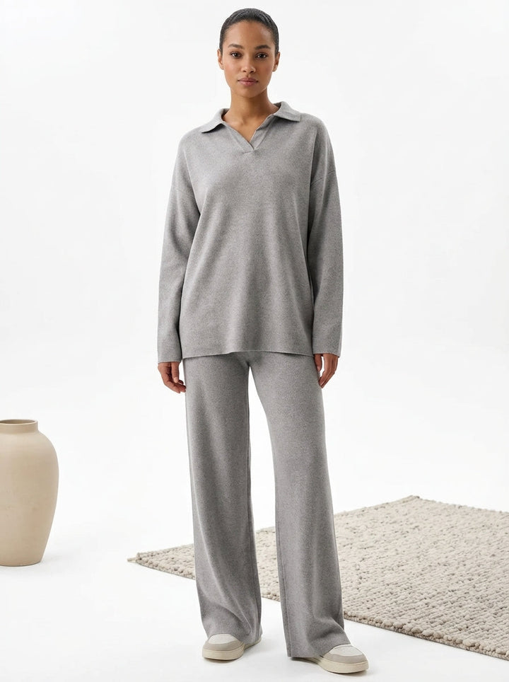 Stilfullt dame todelt sett i grått med polokrage, ideelt for en allsidig og moderne hverdagslook.