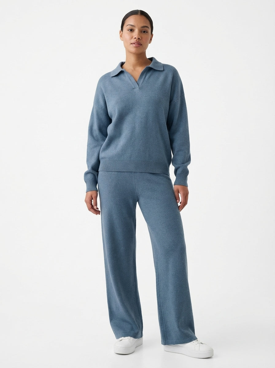 Elegant svart dame todelt sett med polokrage, perfekt for en komfortabel og moderne hverdagsstil.