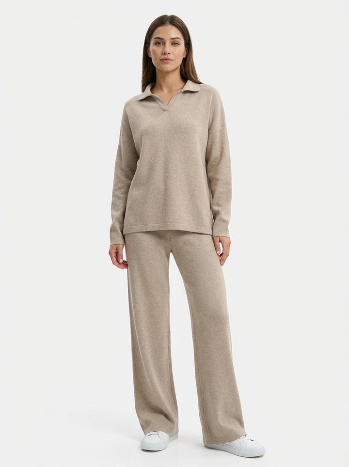 Todelt damesett med polokrage i brunt, ideelt for en avslappet, men stilig hverdagslook.