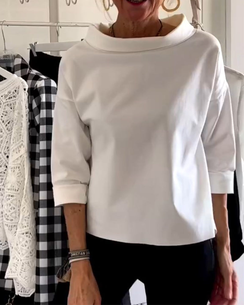Stilfull kvinnebluse med høy krage. Langermet design for tidløs eleganse.