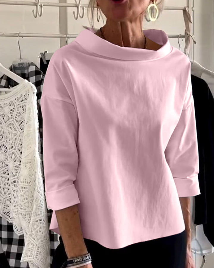 Stilfull dame topp med høy hals. Perfekt for en elegant stil, enten til hverdag eller fest.