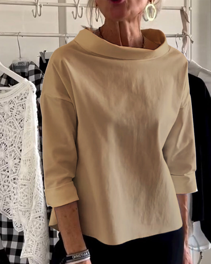 Myk og pustende kvinnebluse med høy krage og lange ermer. Maksimal komfort.