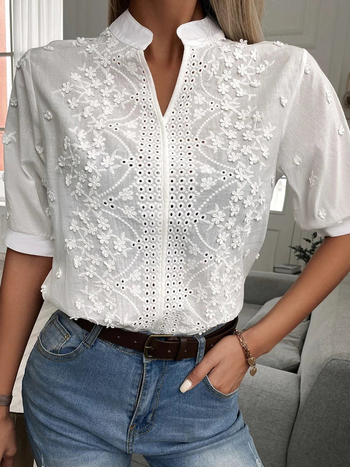 Elegant og allsidig v-hals topp for kvinner, lett å style for enhver begivenhet.