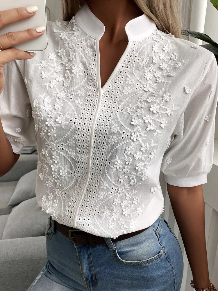 Komfortabel v-hals bluse dame, perfekt for både casual dager og mer formelle antrekk.