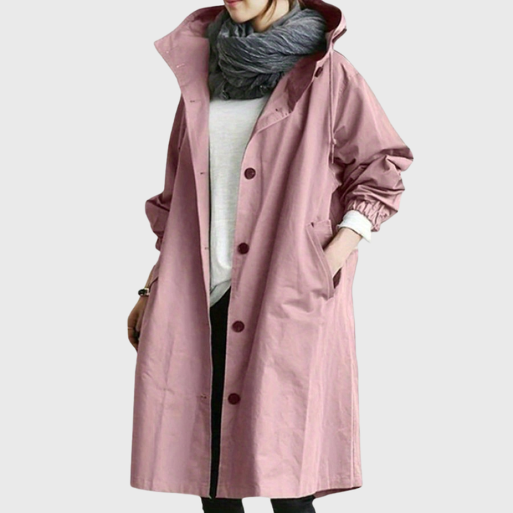Detaljert bilde av en dame trenchcoat med justerbart belte, skulderklaffer og klassiske knapper.