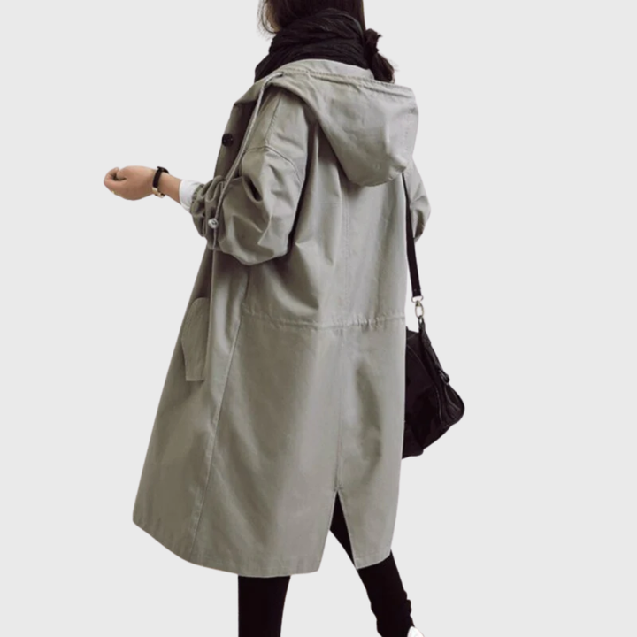 Dame i en elegant, vanntett trenchcoat. Perfekt for byliv, jobb eller en kveldstur i vårværet.