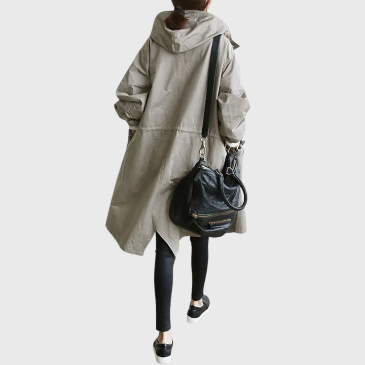 Beige vanntett dame trenchcoat, en elegant ytterjakke som kombinerer mote med funksjonalitet.