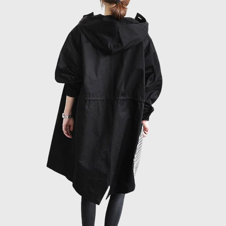 Stilren vårjakke for dame; en klassisk trenchcoat med vanntette egenskaper og flatterende passform.