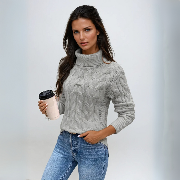 Dame kabelstrikket turtleneck genser i myk strikk. Varm og moderne vintergenser for stilfull komfort.