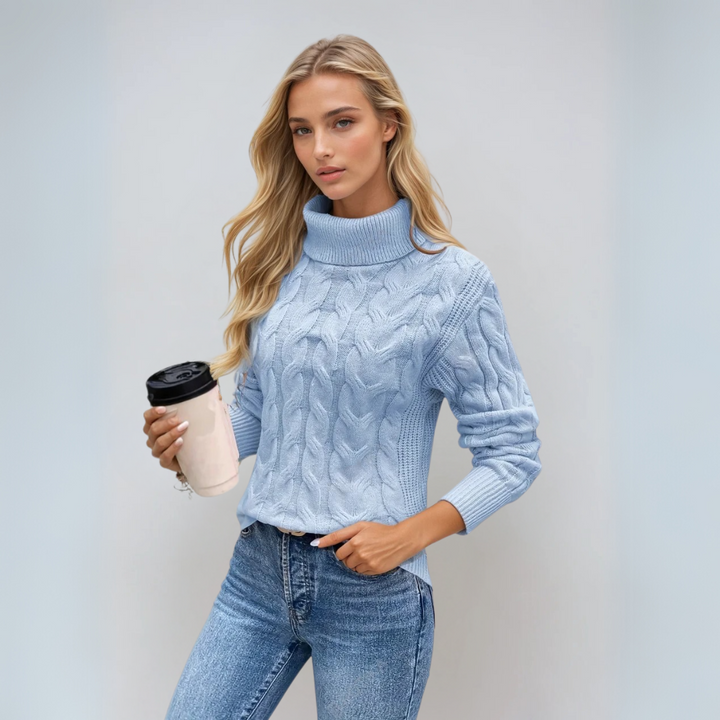 Stilfull damegenser med høy hals. En allsidig kabelstrikket turtleneck, ideell for elegant vintermote.