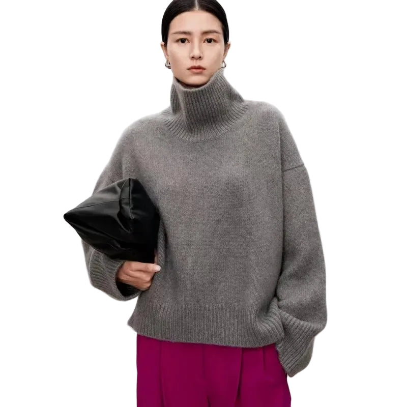 Klassisk dame turtleneck genser i myk strikk. Ideell for komfortabel stil om høsten og vinteren.