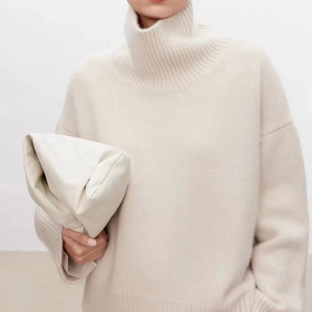 Myk strikket dame turtleneck genser som gir optimal komfort og tidløs stil til enhver anledning.