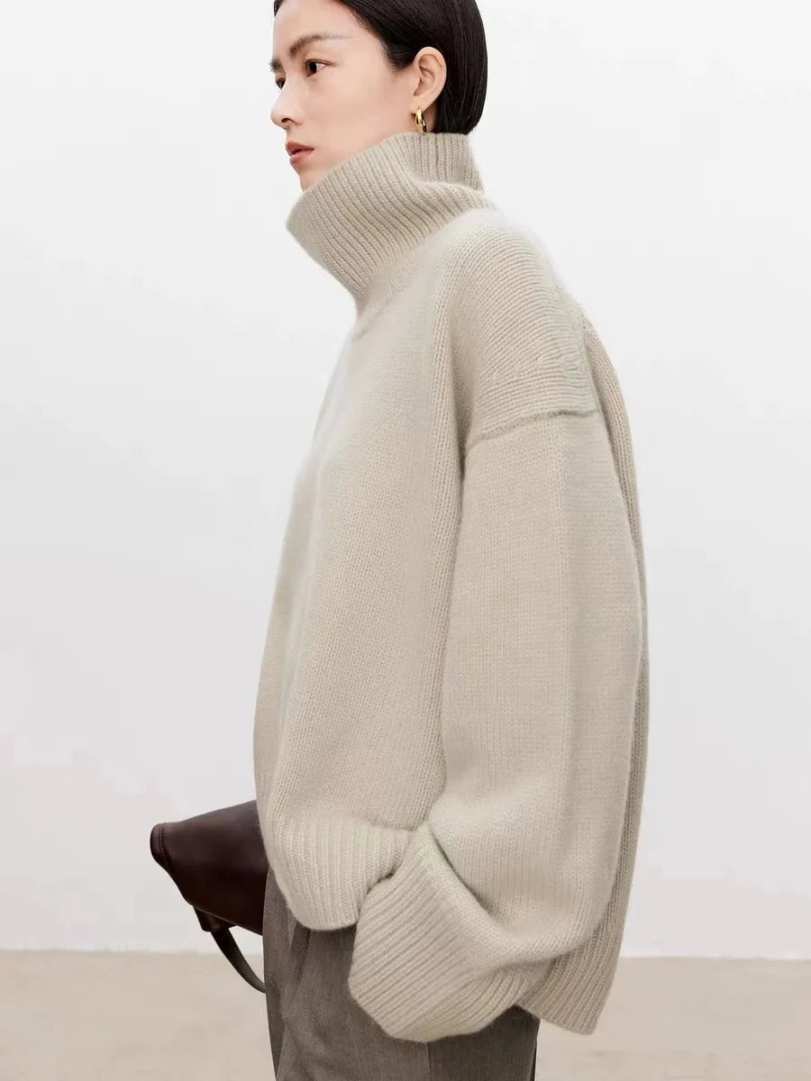 Brun dame turtleneck genser. Klassisk vintermote for stilfulle lag-på-lag antrekk. Varm og komfortabel.