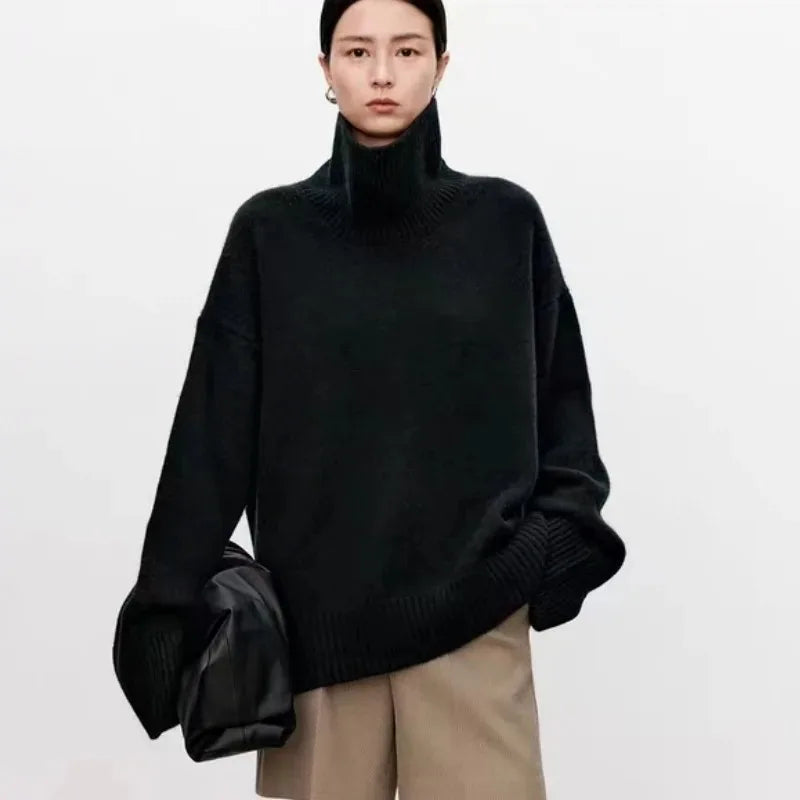 Dame turtleneck genser i klassisk design, ideell for høst- og vintermote. Komfortabel & tidløs stil.