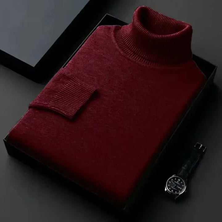 Nærbilde av elegant herre turtleneck genser i flerfarget strikk, viser myk tekstur og kvalitet.