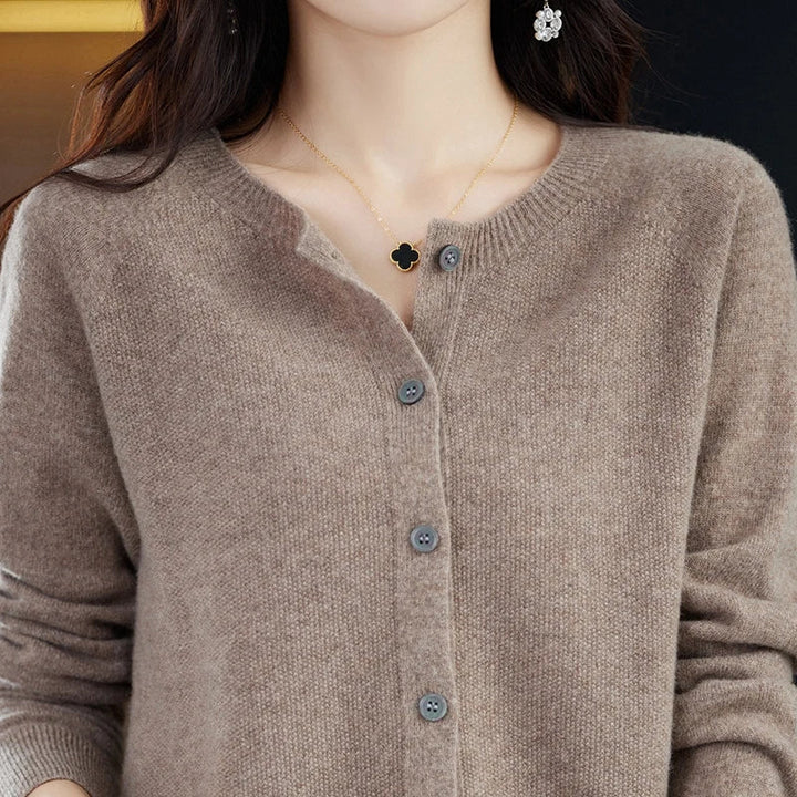 Elegant svart rund hals ullvest dame, et varmt og stilrent plagg for enhver anledning.