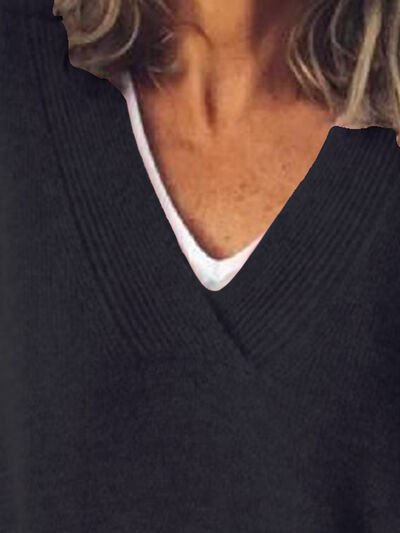 Myk V-hals damegenser med droppede skuldre og avslappet passform. En allsidig strikkegenser for enhver anledning.