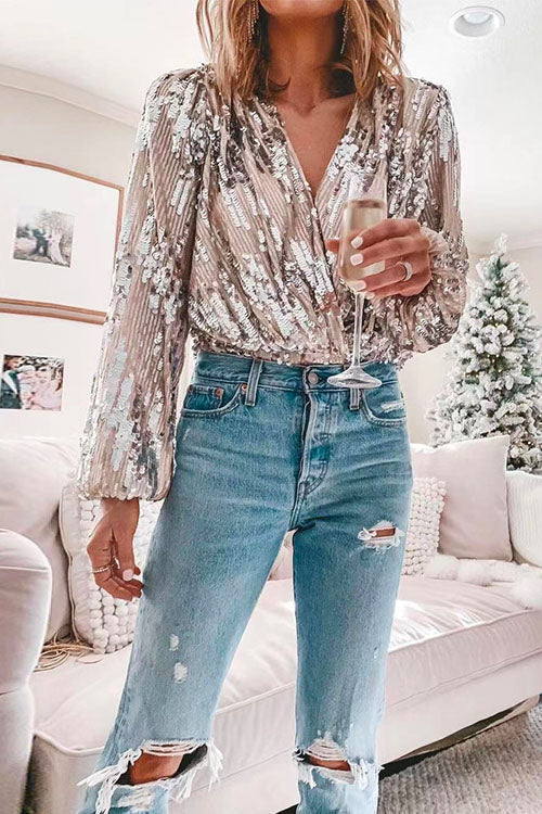 Elegant dame topp med V-hals og glitrende paljetter på lange ermer. Ideell for en sofistikert look.