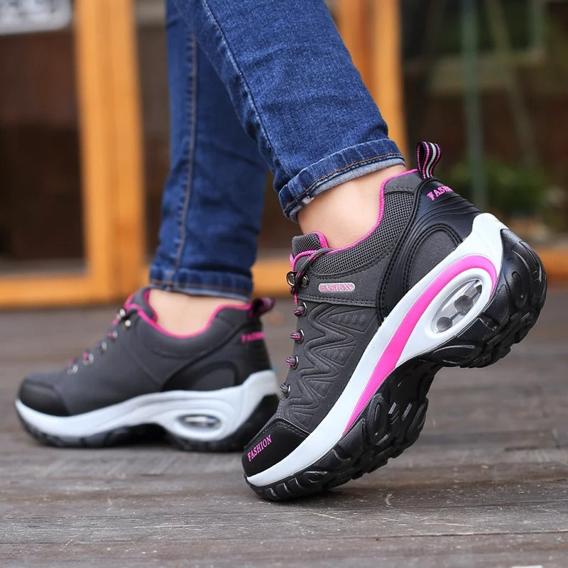 Komfortabel dame utendørssko i lav modell, ideell for turgåing og fritidsbruk med sporty design.