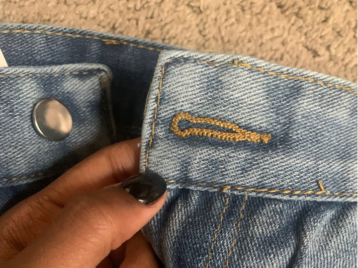 Trendy dame vintage baggy jeans i blå denim. Høy midje og avslappet passform gir stilig og komfortabel fritidslook.