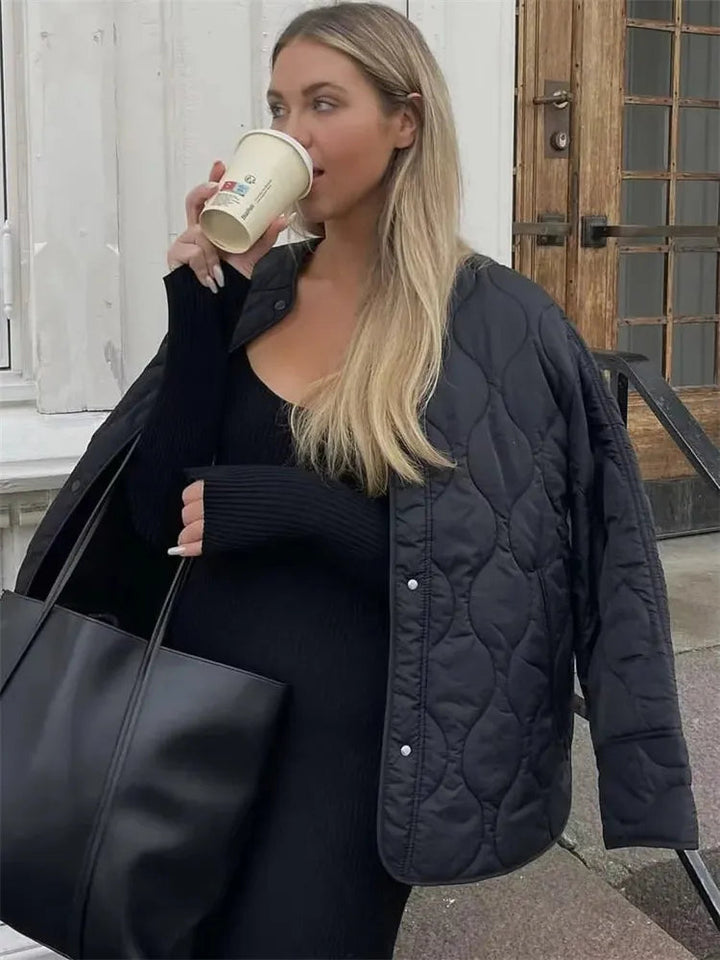 Stilig oversized damejakke med quiltet design, ideell som casual ytterplagg for høst, vår og vinter. Polstret komfort.